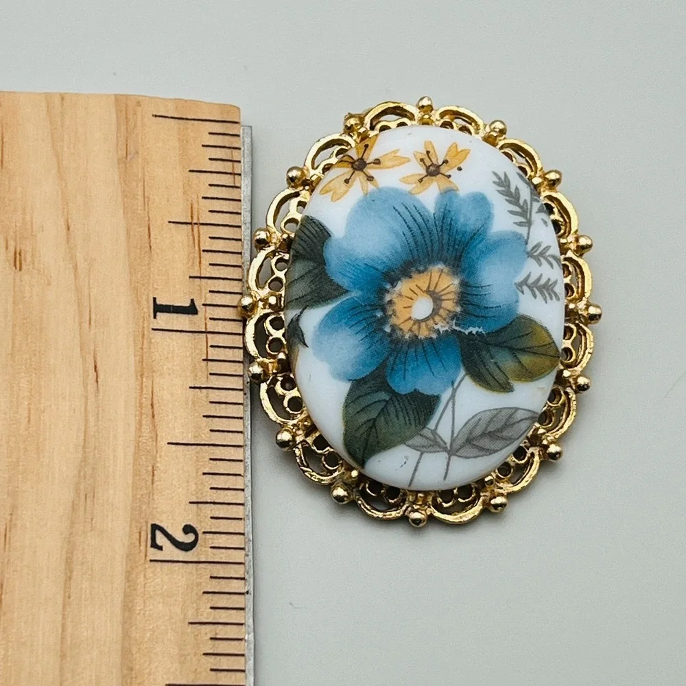 Floral Cameo Brooch Oval Filigree 1.75 Inch Gold Tone Blue‎ White